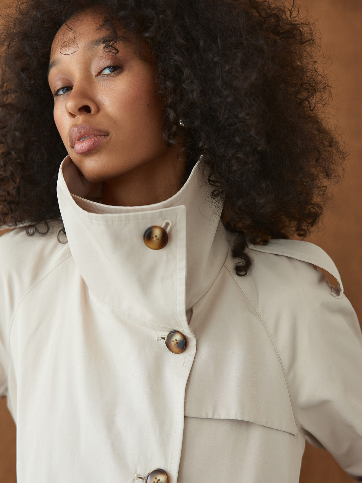 CHÉLIE cropped milk trench coat